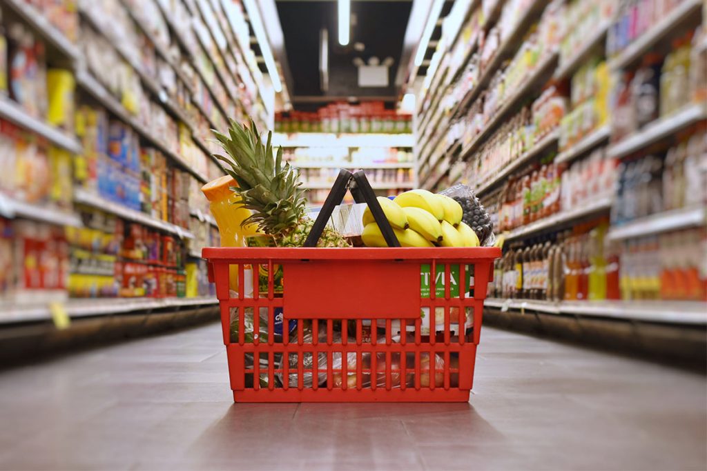 Canasta de frutas en supermercado